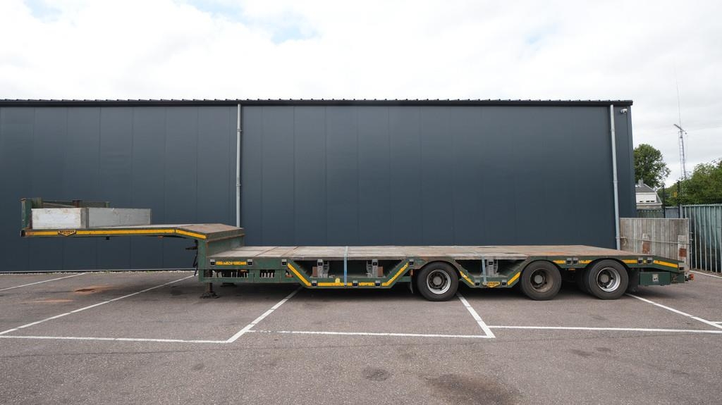 Broshuis 3 axle semi low loader extendable