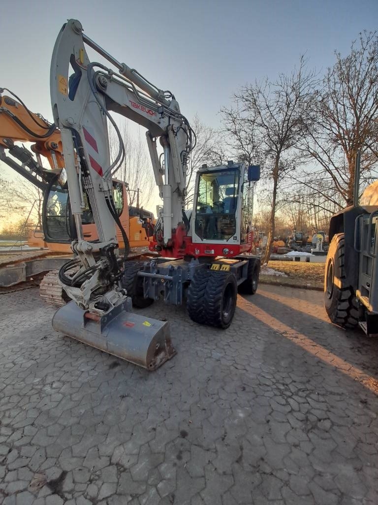 Pelle sur pneus Takeuchi TB 395 W — occasion 2023, 960 h