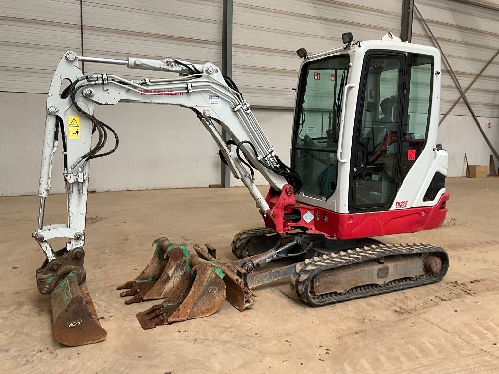 Takeuchi TB 225