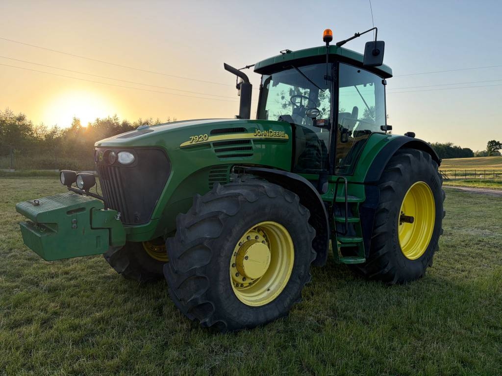 John Deere 7920