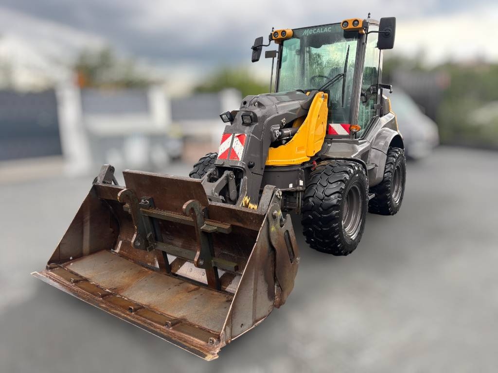 Chargeuse sur pneus Mecalac AS 900 — occasion 2015, 8 380 h