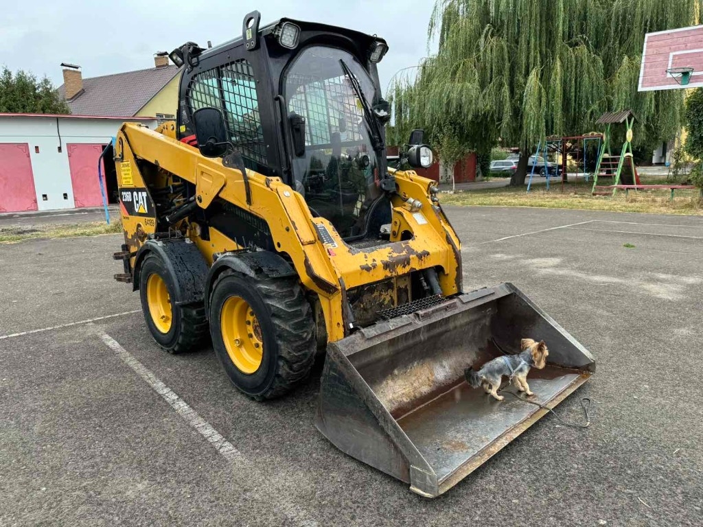 CAT 236 D