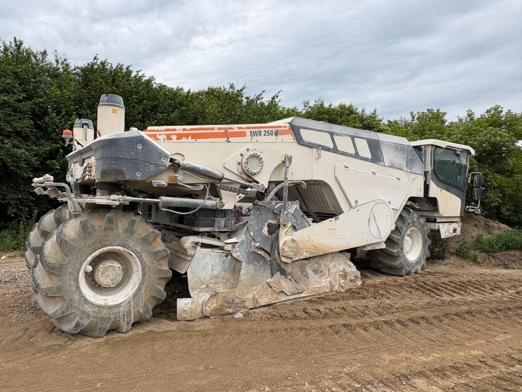 Recycleur de bitume Wirtgen WR 250i — occasion 2021, 4 450 h