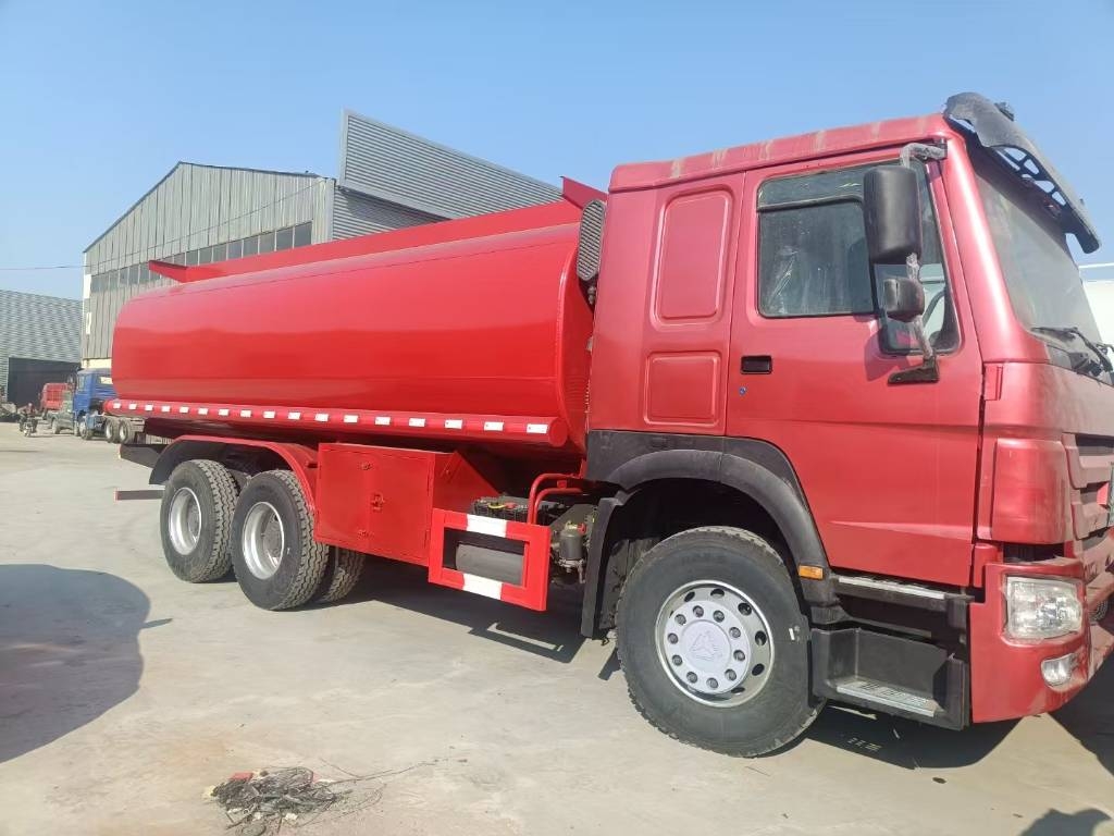 Sinotruk Howo 371 6*4 28m³ fuel tanker