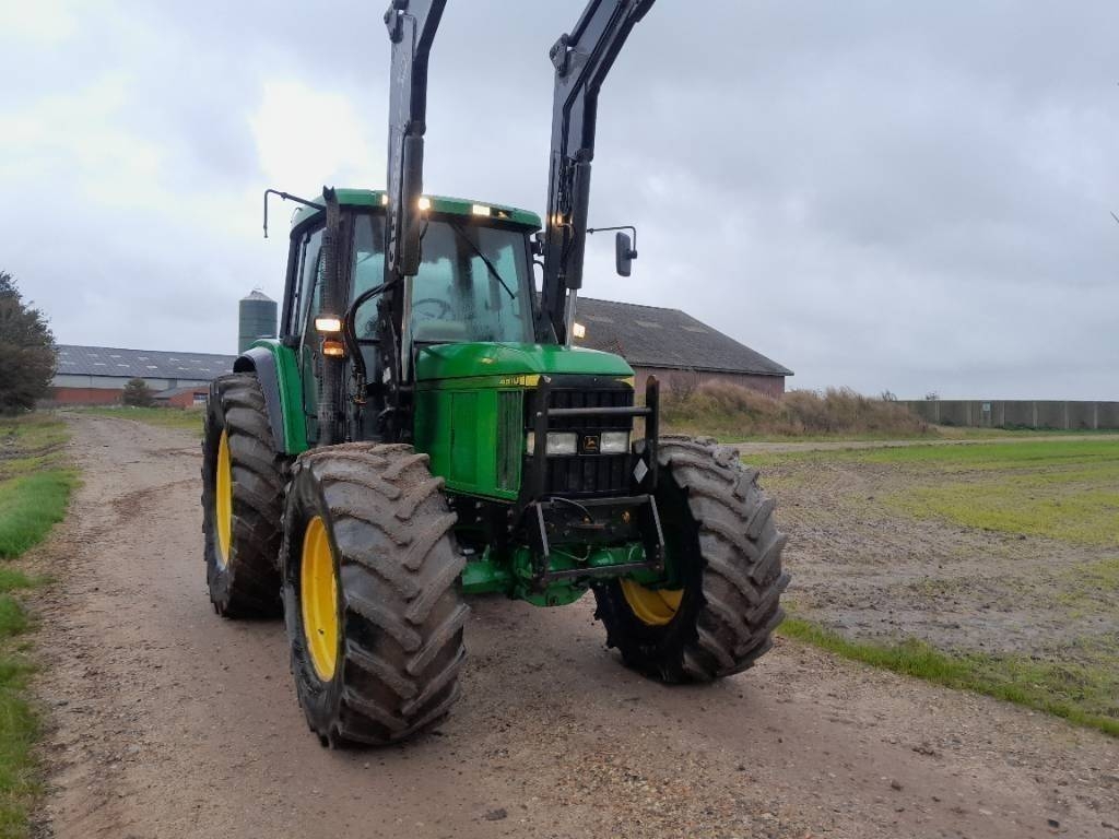 John Deere 6910 PQ med ÅLØ 980 frontlæsser og trykluftbremser