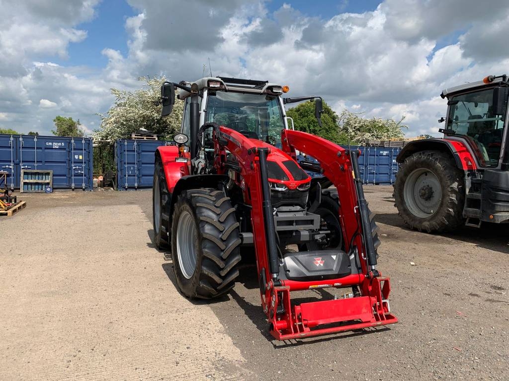 Massey Ferguson 5S.145