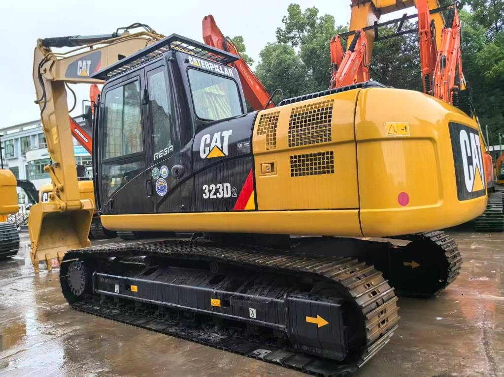 CAT 323 D