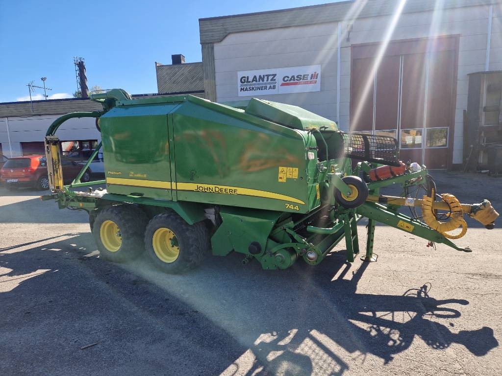John Deere 744