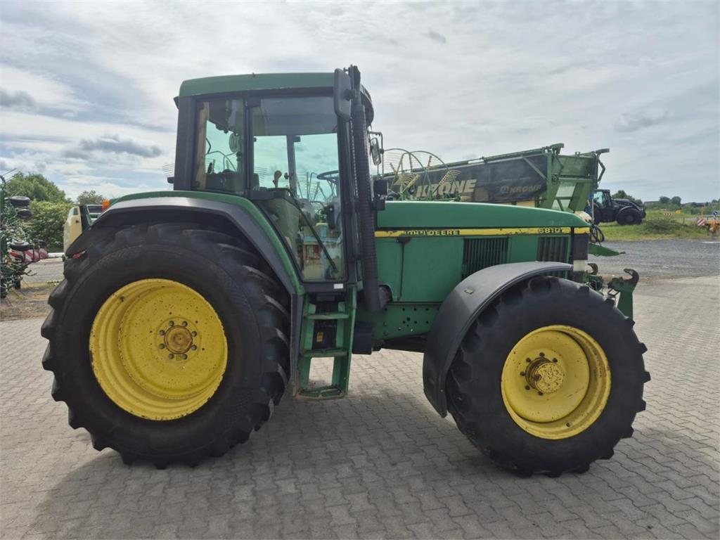 John Deere 6810
