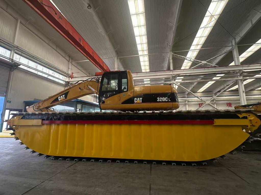 CAT 320 C L Amphibious Excavator