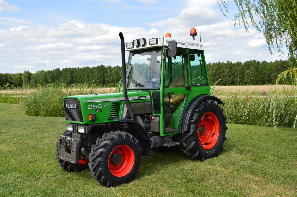 Fendt 250V 4-WD Smalspoor/Fruitteelttractor