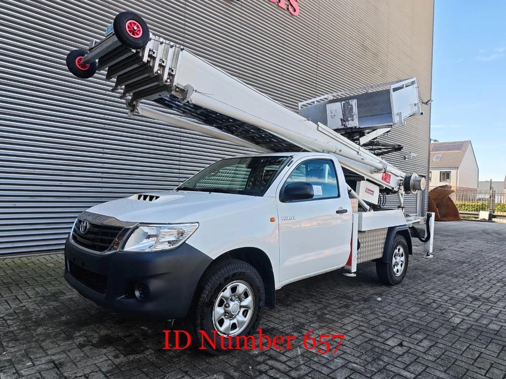 Camion nacelle Toyota Hilux 4x2 Klaas Shorty 25 — occasion 2013, 5 735 h