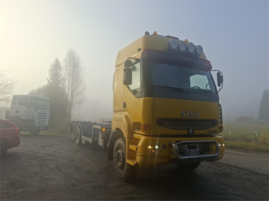 Camion porte-engins Sisu E 12 440 — occasion 2004