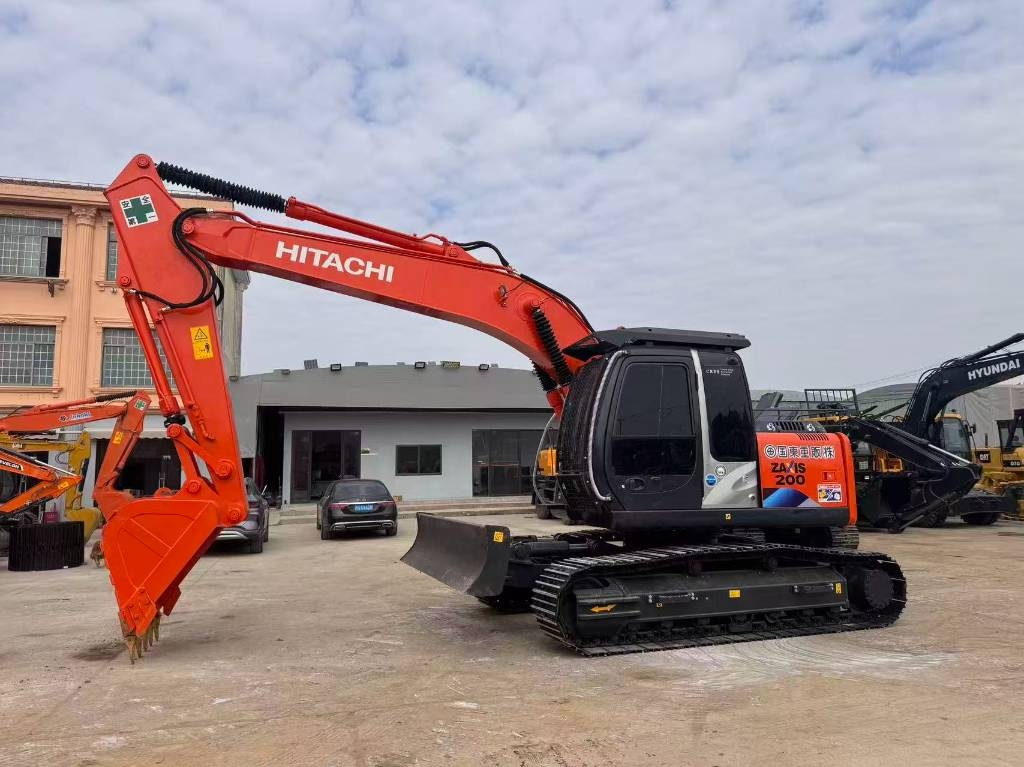 Pelle sur chenilles Hitachi ZX 200 — occasion 2018, 2 800 h