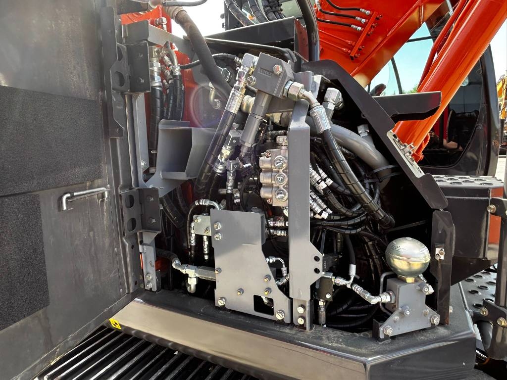 Hitachi ZX135USBL-7 / Myyty, Sold kuva 13