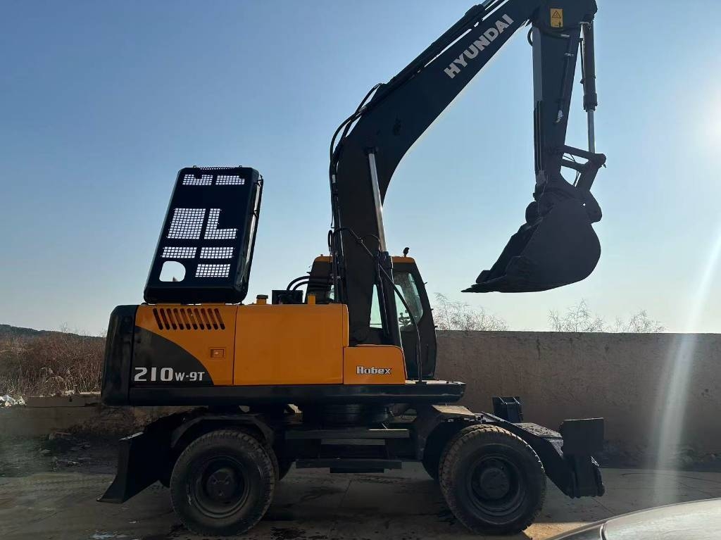 Pelle sur pneus Hyundai 210W-9T — occasion 2018, 3 200 h