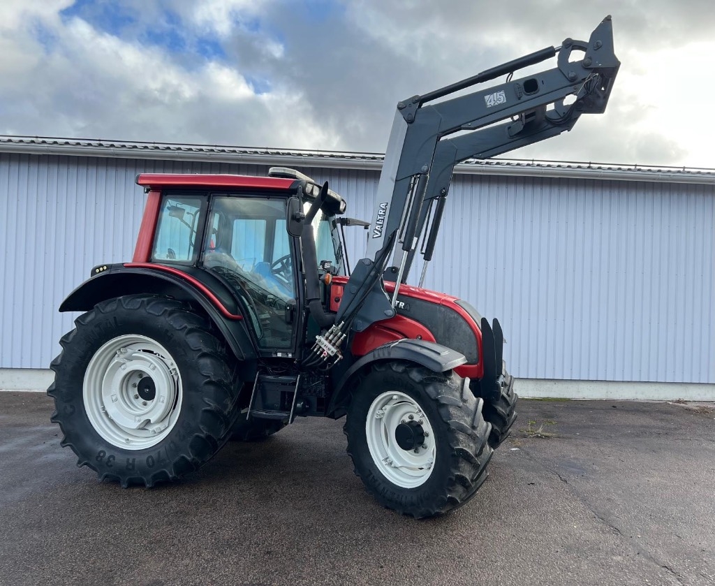Valtra N 121 Advance etukuormaajalla