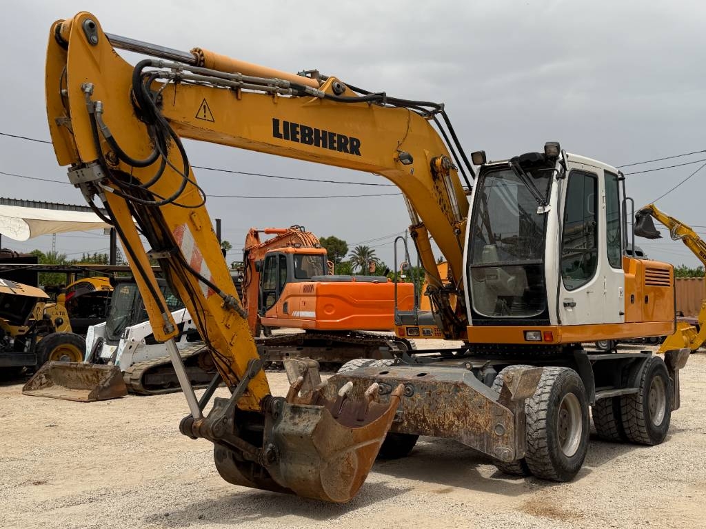Liebherr A 900 C