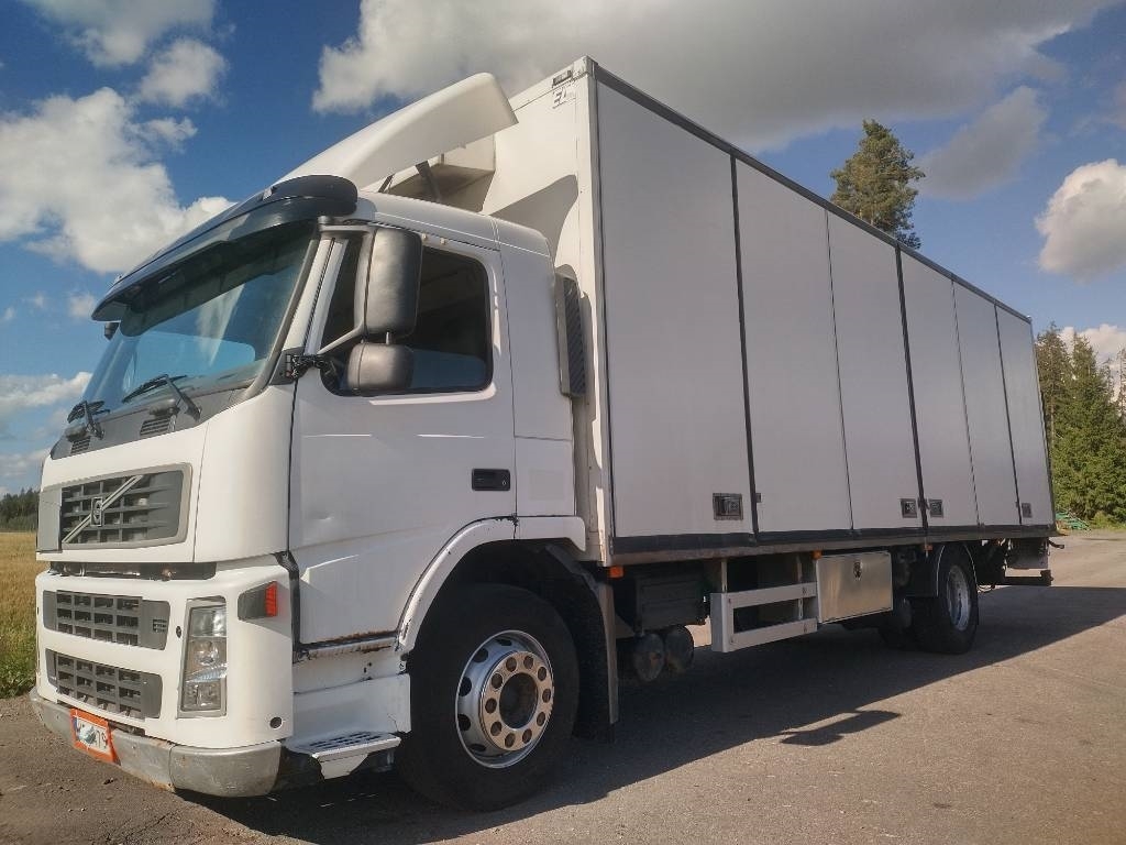 Volvo FM9 4x2 8,40m pitkä kylkiaukeava kori