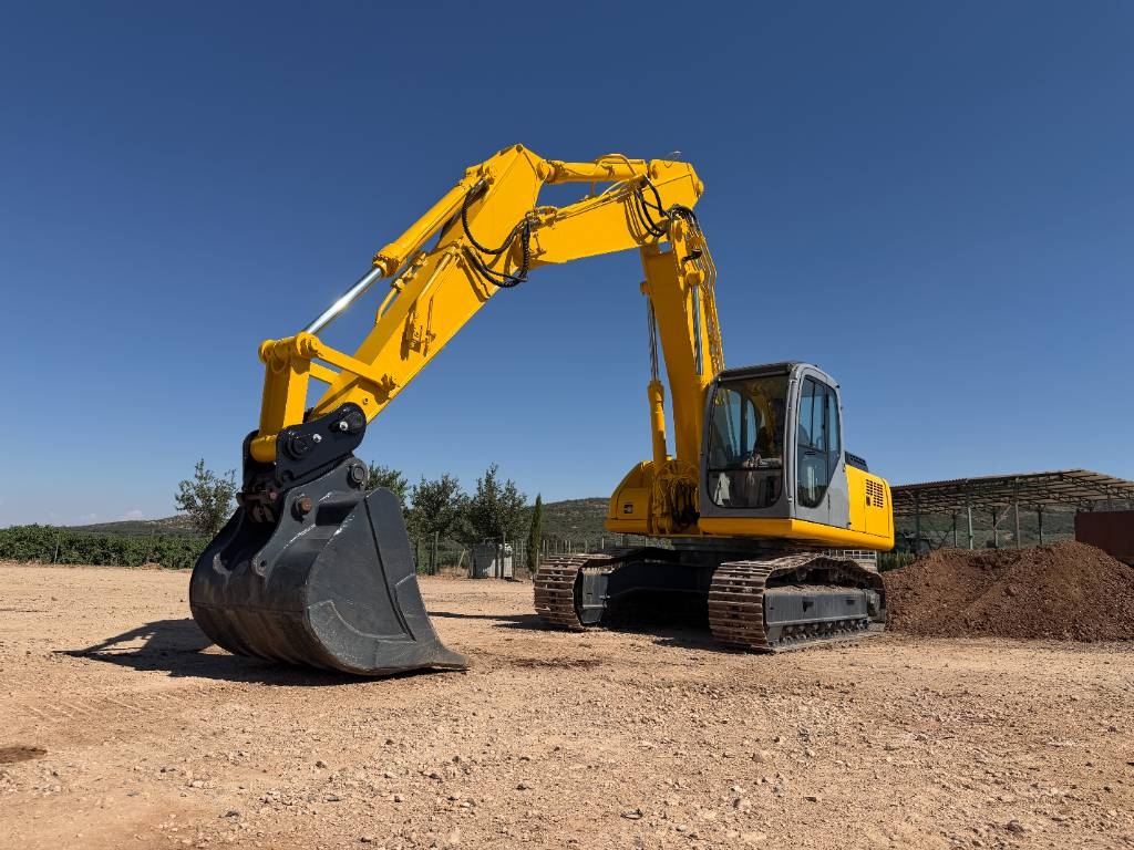 New Holland E 215