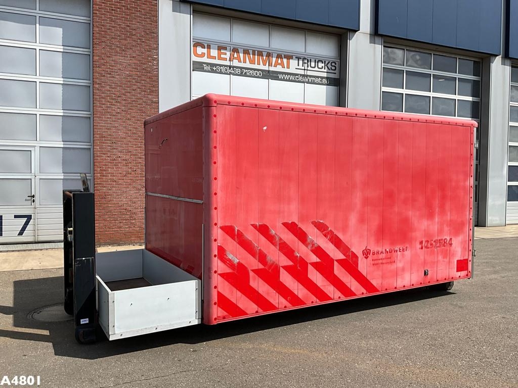 Gesloten 18m³ container met oprijrampen ex-brandwe