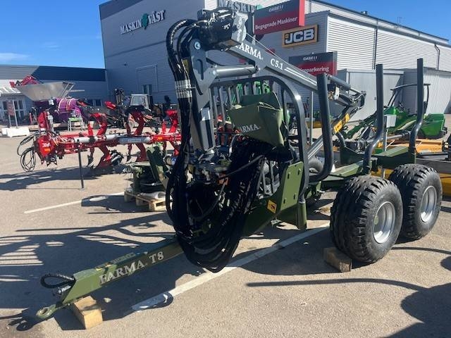 Farma T8 huggarvagn med 5,1m kran och fjärrwinsh