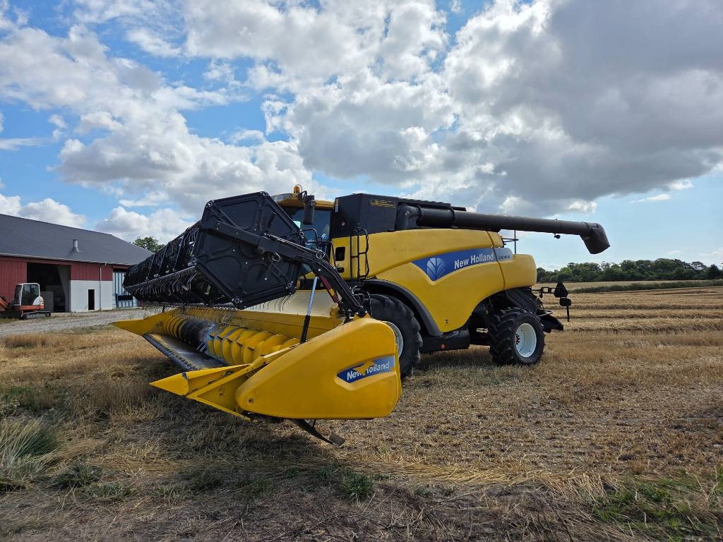 New Holland CR 9080 Elevation
