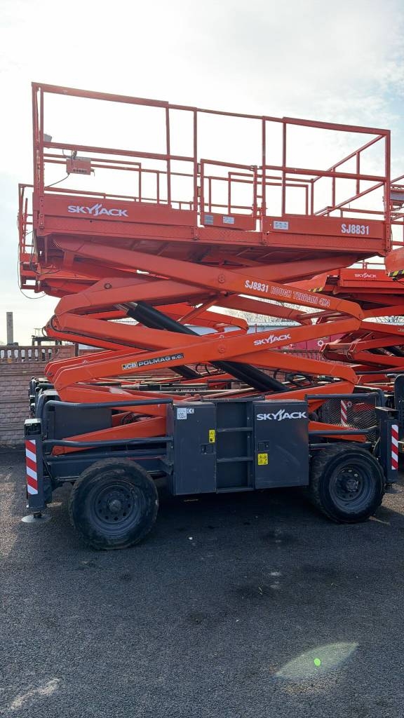 SkyJack SJ 8831