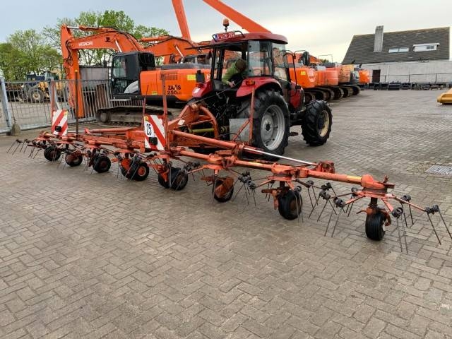 Kuhn Schuder Met 8 poten