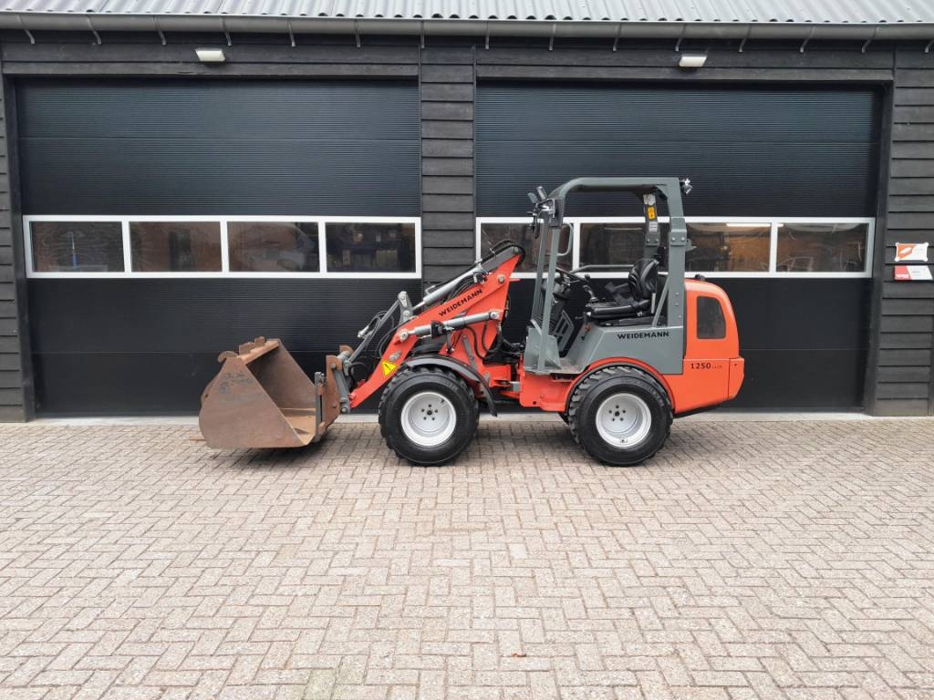 Weidemann 1250 cc 35 minishovel NL kenteken Brede banden