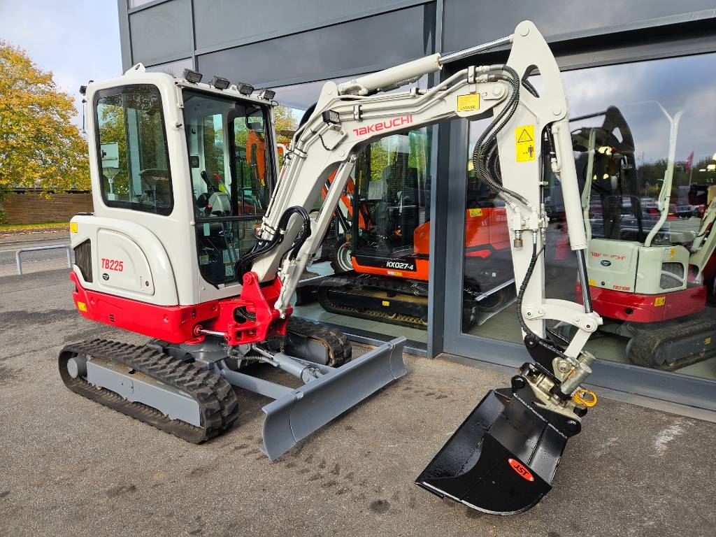 Mini-pelle Takeuchi TB 225 — occasion 2018, 2 295 h