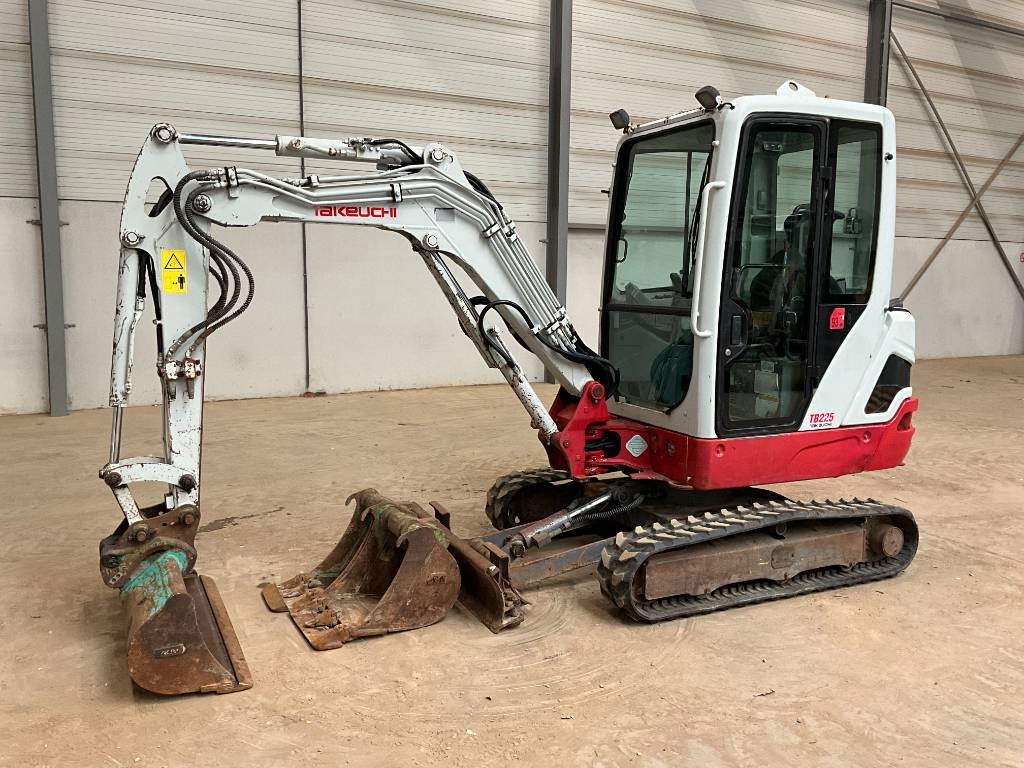 Takeuchi TB 225