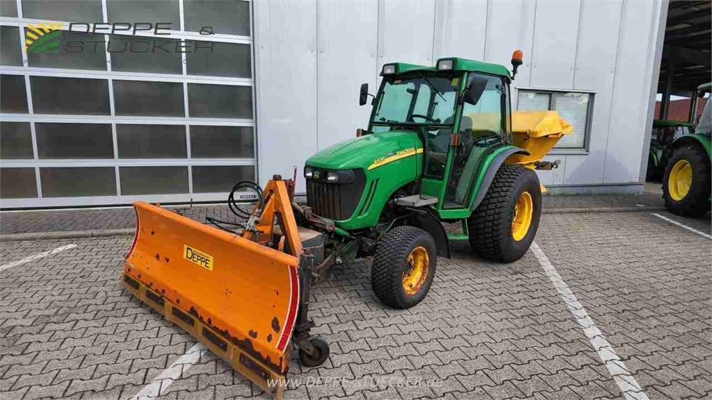 John Deere 4520 mit Anbaugeräten