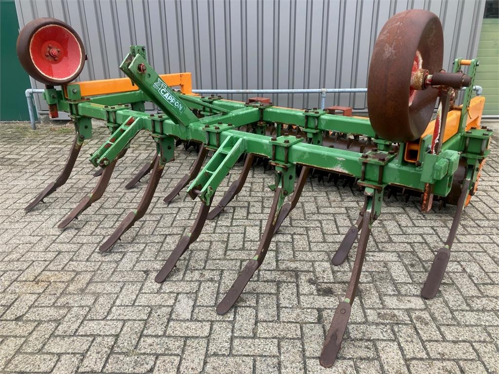Cappon cultivator met pakkerrol