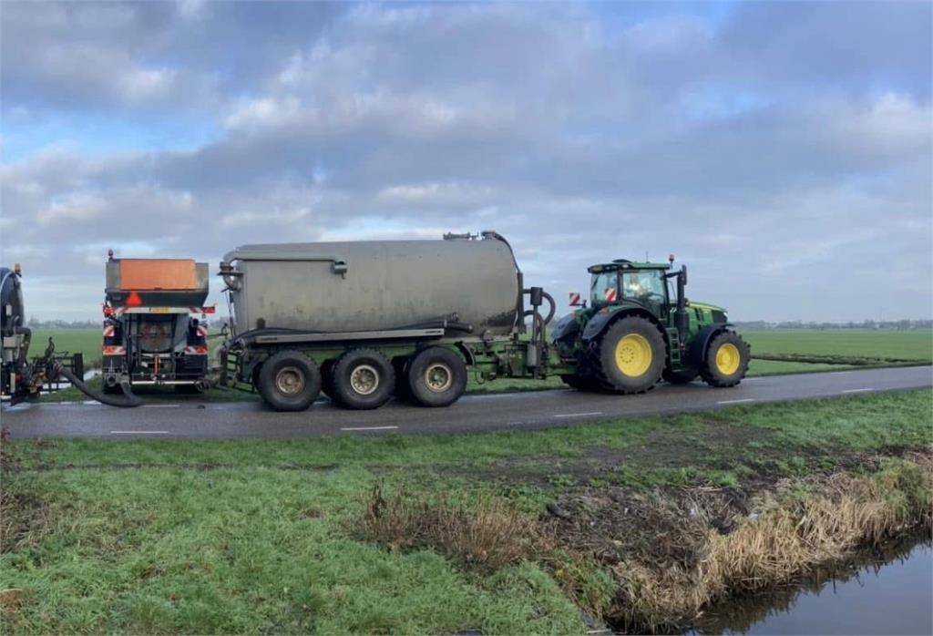 Joskin Cargo chassis met tank en Drakkar bak