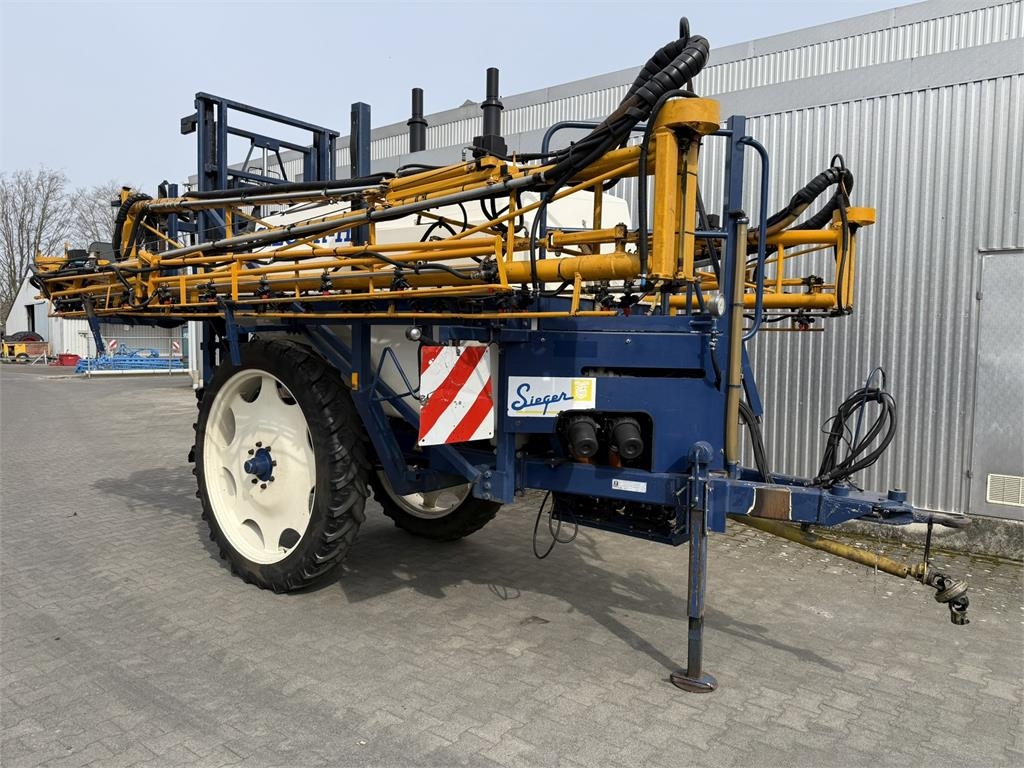 Sieger veldspuit getrokken 30 meter
