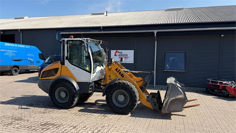 Liebherr L506 compact med skovl og pallegafler