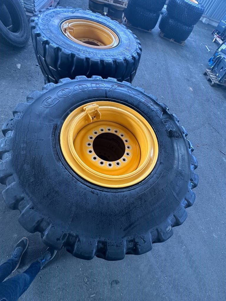 Goodyear 4st beg 20,5R25 däck på fälg L70 L90 Volvo