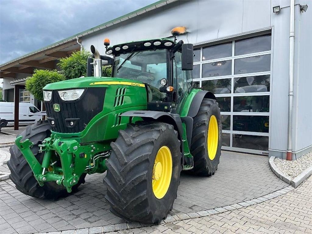 John Deere 6215R