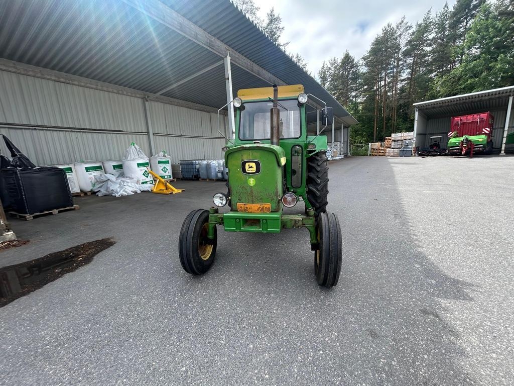 John Deere 2120