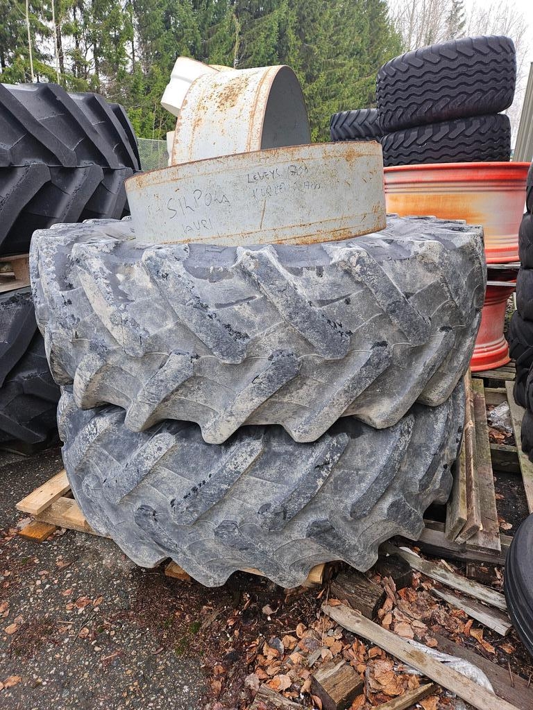 RENKAAT 460/85R38+VANTEET