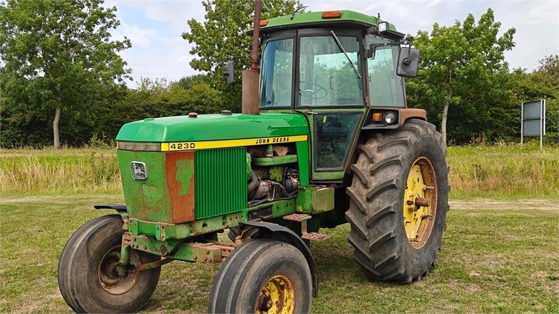 John Deere 4230
