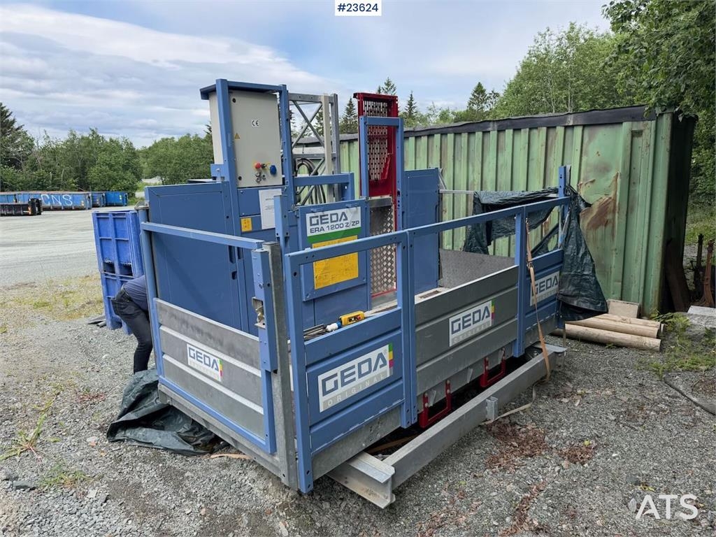 Geda 1200 Material Hoist with Remote Control