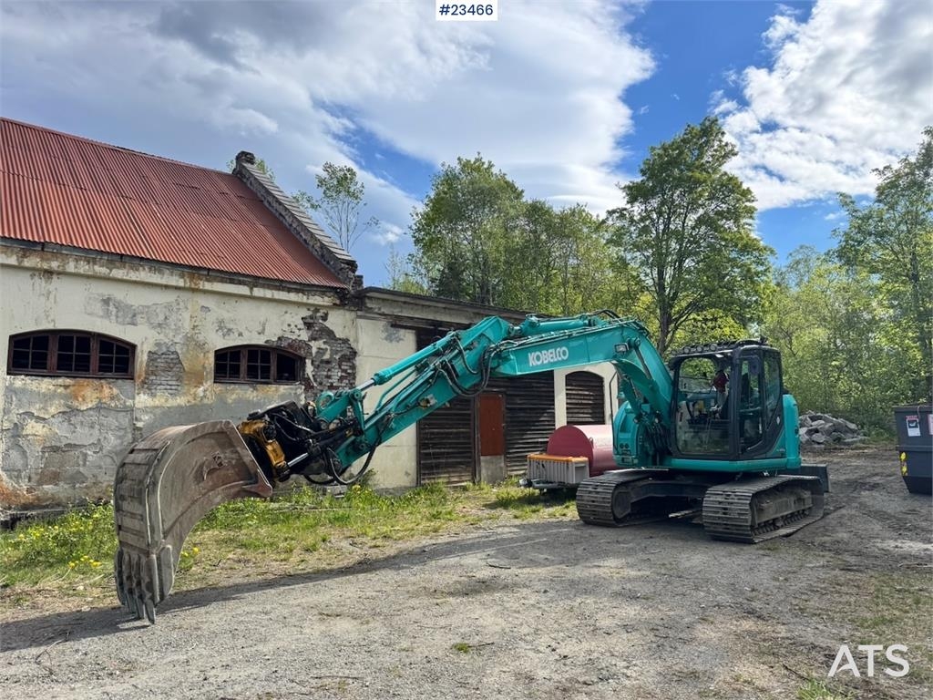 Kobelco SK140SRLC-3 crawler excavator with tiltrotator and