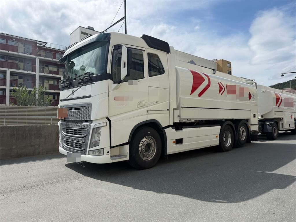 Volvo FH 540 6x2 Tank Truck (4 x 4,500 L Compartments)