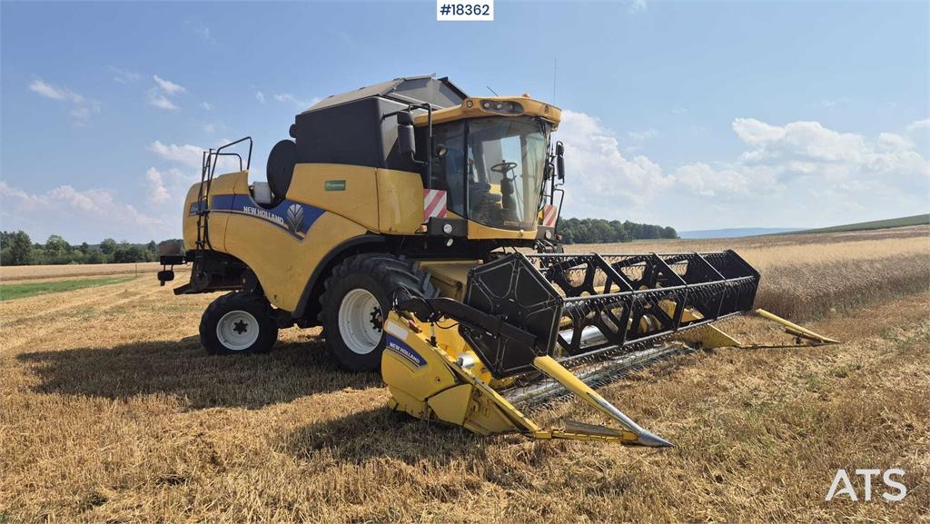 New Holland CX 6080 combine harvester (2012)