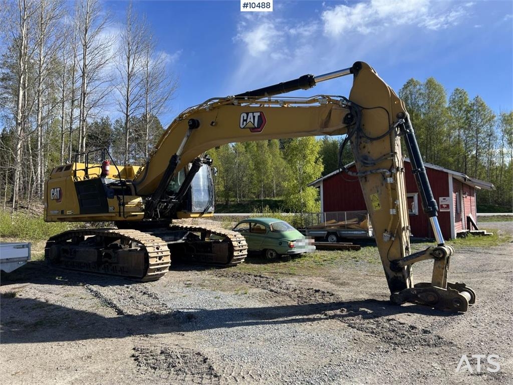 CAT 352 Tracked Excavator with Bucket