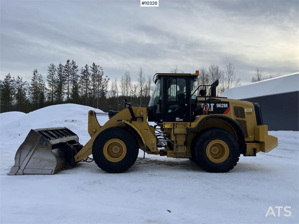 CAT 962M Wheel loader with bucket