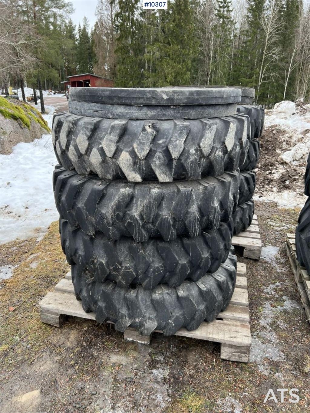 Däck med fälg 10,00-20