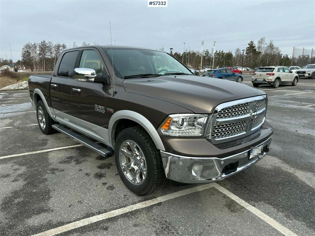 Dodge Ram 1500 Laramie, gasoline, 3 sets of rims and tir